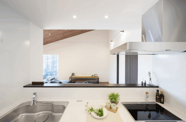 重厚感のあるブラック外壁と片流れ屋根が際立つモダンな佇まいの平屋 - タカスギ - キッチン