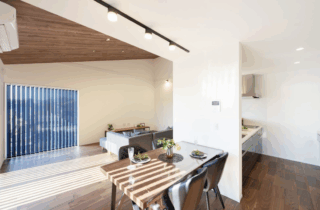 重厚感のあるブラック外壁と片流れ屋根が際立つモダンな佇まいの平屋 - タカスギ - ダイニング