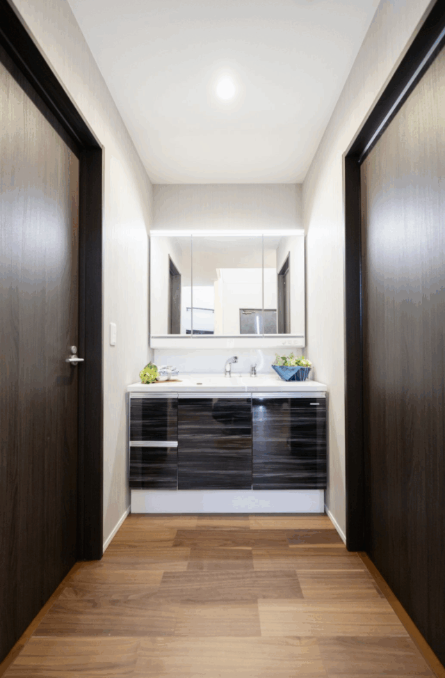 重厚感のあるブラック外壁と片流れ屋根が際立つモダンな佇まいの平屋 - タカスギ - 洗面