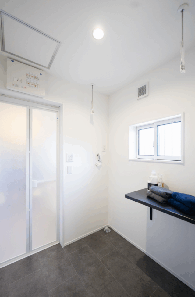 重厚感のあるブラック外壁と片流れ屋根が際立つモダンな佇まいの平屋 - タカスギ - 浴室・脱衣室