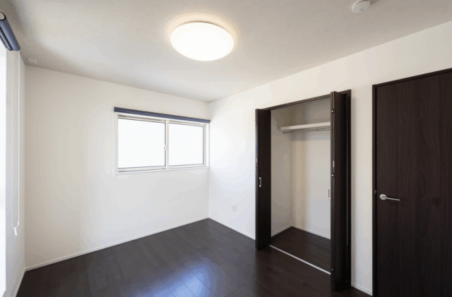 重厚感のあるブラック外壁と片流れ屋根が際立つモダンな佇まいの平屋 - タカスギ - 洋室