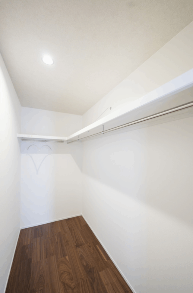 重厚感のあるブラック外壁と片流れ屋根が際立つモダンな佇まいの平屋 - タカスギ - WIC