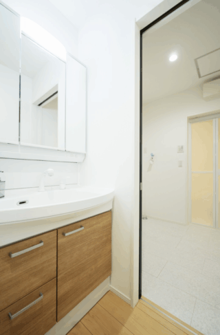 立体的ファサード×シンプルモダンな外観に高効率な間取りを備えたお家 - タカスギ - 洗面