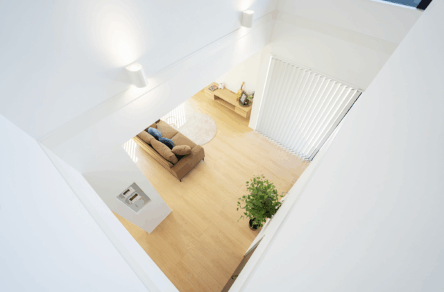 立体的ファサード×シンプルモダンな外観に高効率な間取りを備えたお家 - タカスギ - 吹き抜け