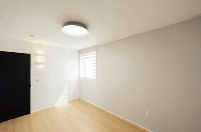 立体的ファサード×シンプルモダンな外観に高効率な間取りを備えたお家 - タカスギ - 洋室