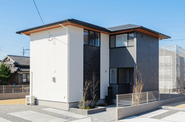 コンパクトでも開放的な家事ラク動線が魅力のナチュラルモダンな2階建て - タカスギ - 外観