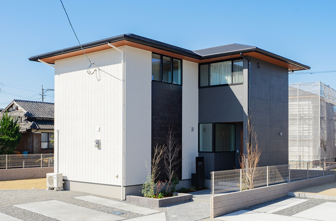 コンパクトでも開放的な家事ラク動線が魅力のナチュラルモダンな2階建て - タカスギ - 外観