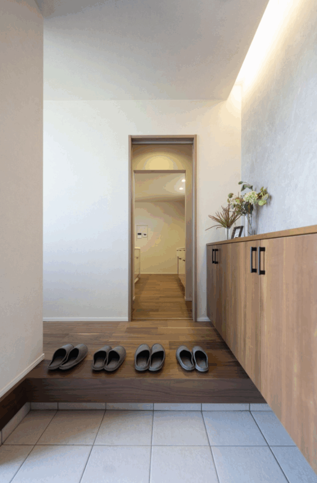 コンパクトでも開放的な家事ラク動線が魅力のナチュラルモダンな2階建て - タカスギ - 玄関