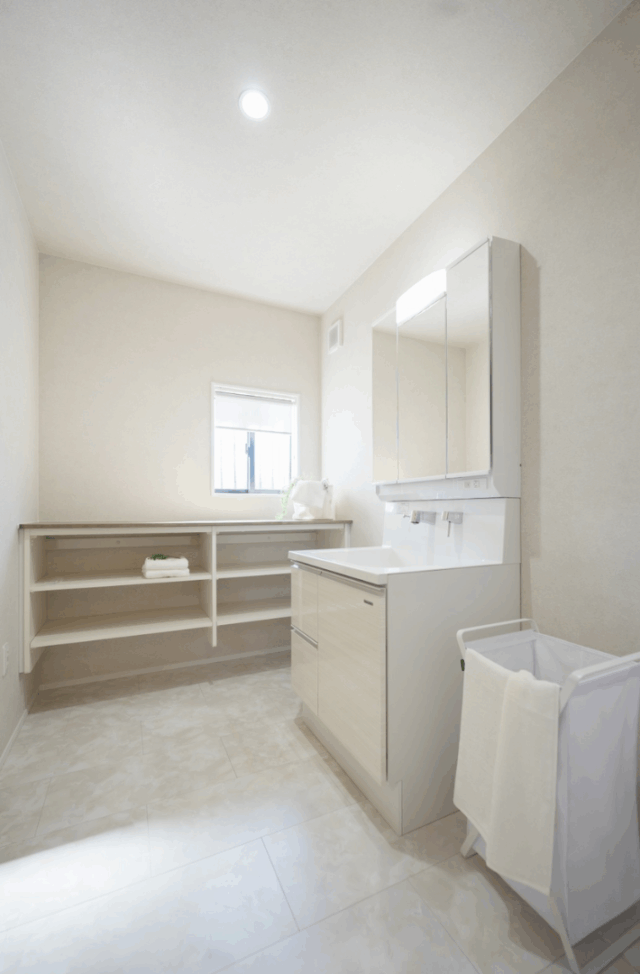 コンパクトでも開放的な家事ラク動線が魅力のナチュラルモダンな2階建て - タカスギ - サニタリールーム