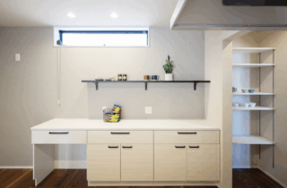 コンパクトでも開放的な家事ラク動線が魅力のナチュラルモダンな2階建て - タカスギ - キッチン・収納