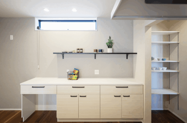 コンパクトでも開放的な家事ラク動線が魅力のナチュラルモダンな2階建て - タカスギ - キッチン・収納