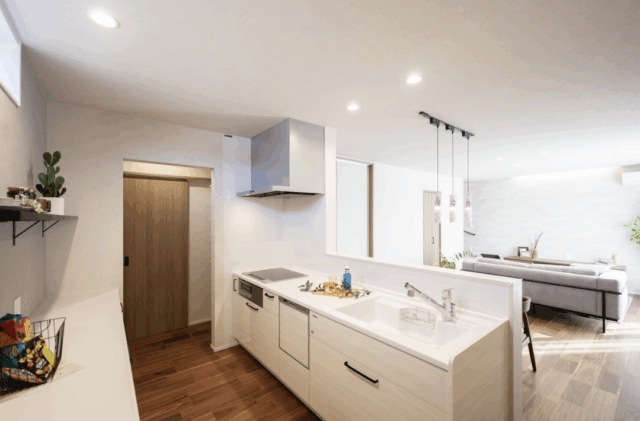 コンパクトでも開放的な家事ラク動線が魅力のナチュラルモダンな2階建て - タカスギ - キッチン