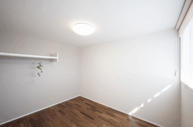 コンパクトでも開放的な家事ラク動線が魅力のナチュラルモダンな2階建て - タカスギ - 洋室