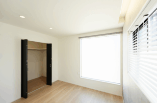 スタイリッシュな外観と回遊動線で快適に暮らせる2階建て - タカスギ - 洋室