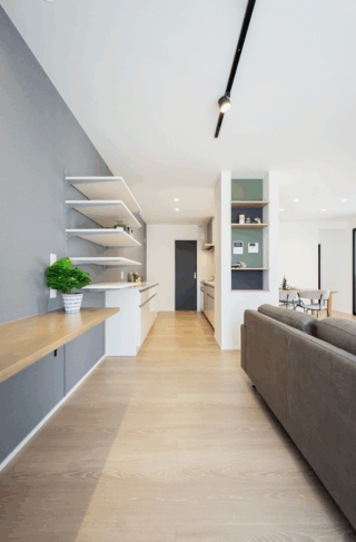 スタイリッシュな外観と回遊動線で快適に暮らせる2階建て - タカスギ - リビング収納棚