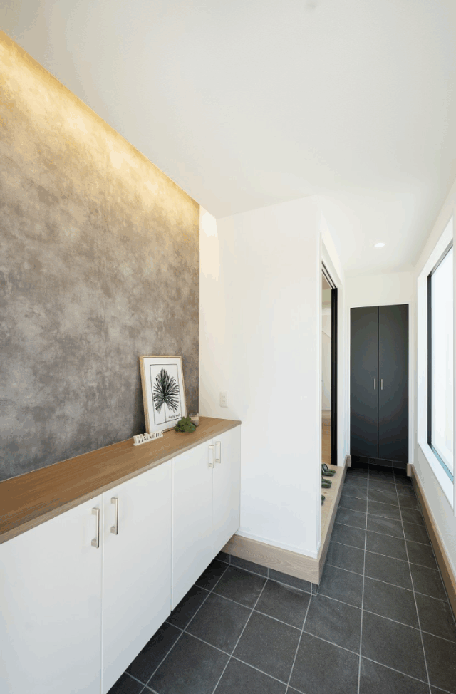 スタイリッシュな外観と回遊動線で快適に暮らせる2階建て - タカスギ - 玄関