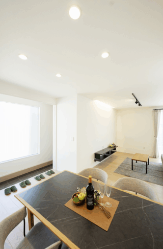 スタイリッシュな外観と回遊動線で快適に暮らせる2階建て - タカスギ - 玄関・LDK