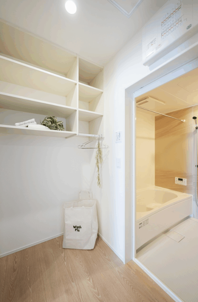 スタイリッシュな外観と回遊動線で快適に暮らせる2階建て - タカスギ - 浴室