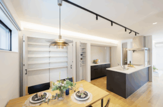 開放的×機能的を叶えた黒とグレーのモダンスタイルの2階建て - タカスギ - キッチン・ダイニング