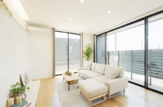 開放的×機能的を叶えた黒とグレーのモダンスタイルの2階建て - タカスギ - リビング