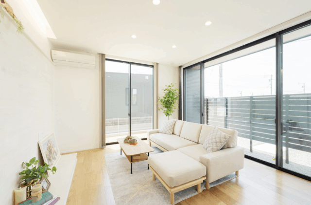 開放的×機能的を叶えた黒とグレーのモダンスタイルの2階建て - タカスギ - リビング