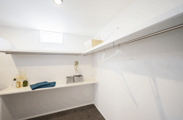 動線と収納の工夫をプラスした洗練されたオープンファサードのお家 - タカスギ - ランドリー・脱衣室