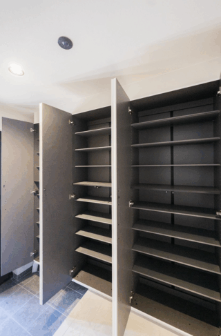 動線と収納の工夫をプラスした洗練されたオープンファサードのお家 - タカスギ - 玄関収納