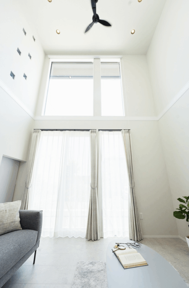 動線と収納の工夫をプラスした洗練されたオープンファサードのお家 - タカスギ - 吹き抜け