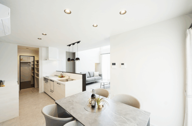 動線と収納の工夫をプラスした洗練されたオープンファサードのお家 - タカスギ - ダイニング