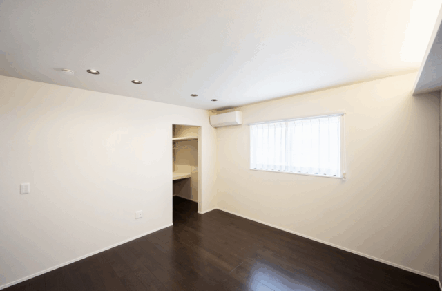 動線と収納の工夫をプラスした洗練されたオープンファサードのお家 - タカスギ - 洋室収納