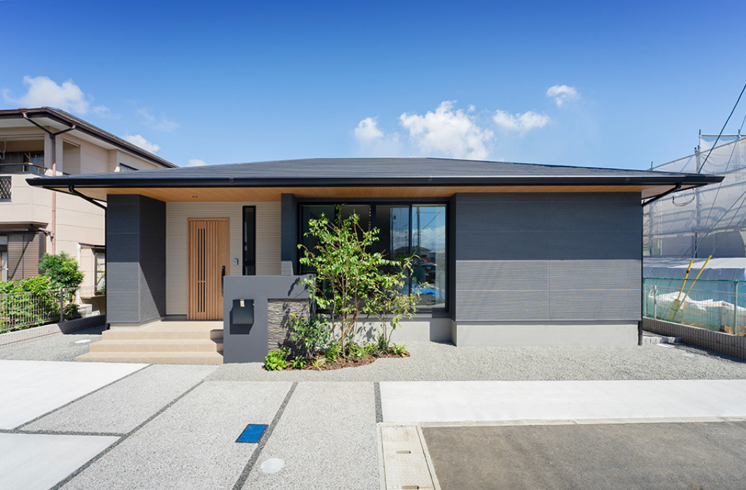 水平ラインが美しいシックな佇まいの3人家族にちょうどいい23坪の平屋 - タカスギ - 外観