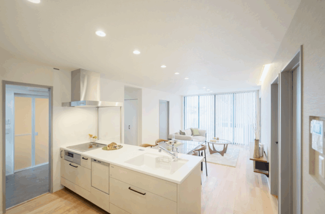 水平ラインが美しいシックな佇まいの3人家族にちょうどいい23坪の平屋 - タカスギ - LDK