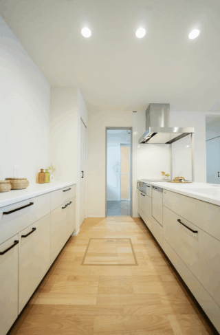 水平ラインが美しいシックな佇まいの3人家族にちょうどいい23坪の平屋 - タカスギ - キッチン