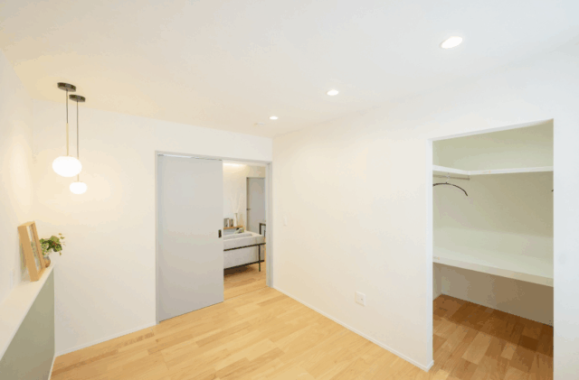 水平ラインが美しいシックな佇まいの3人家族にちょうどいい23坪の平屋 - タカスギ - 洋室