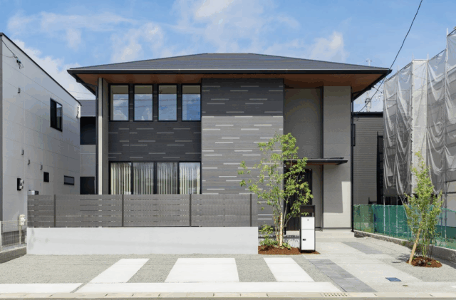 濃淡グレーの外壁とシャープなラインが映える機能美あふれるデザイン住宅 - タカスギ - 外観