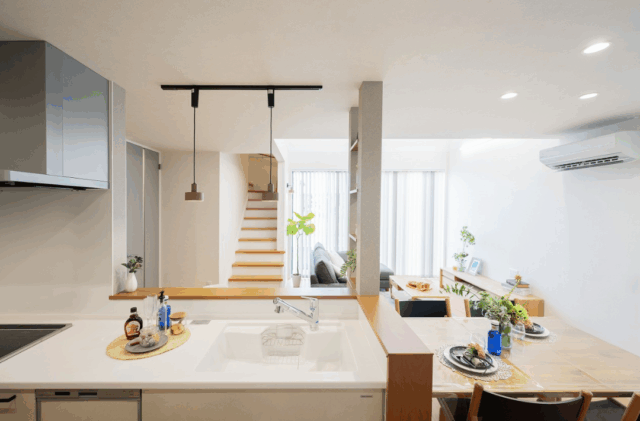 濃淡グレーの外壁とシャープなラインが映える機能美あふれるデザイン住宅 - タカスギ - キッチン