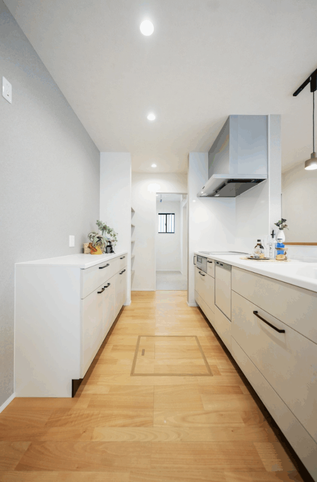 濃淡グレーの外壁とシャープなラインが映える機能美あふれるデザイン住宅 - タカスギ - キッチン・収納