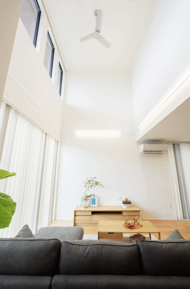 濃淡グレーの外壁とシャープなラインが映える機能美あふれるデザイン住宅 - タカスギ - 吹き抜け