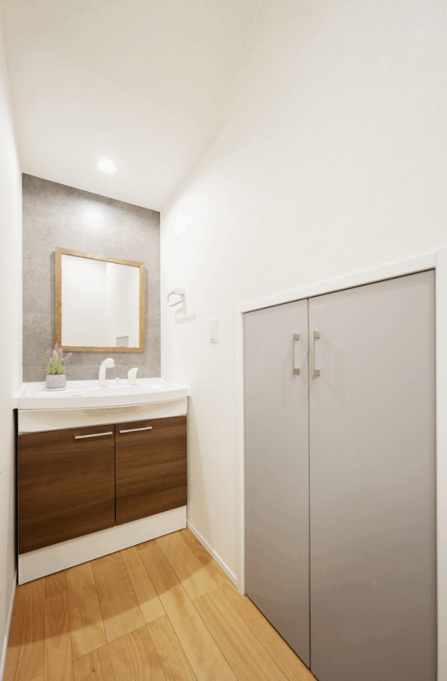 濃淡グレーの外壁とシャープなラインが映える機能美あふれるデザイン住宅 - タカスギ - 洗面スペース