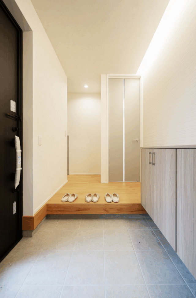濃淡グレーの外壁とシャープなラインが映える機能美あふれるデザイン住宅 - タカスギ - 玄関