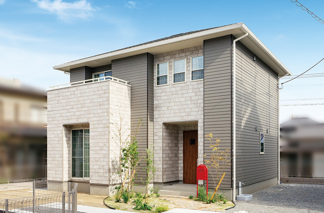 収納力と動線を極めた白いレンガ調の2階建て