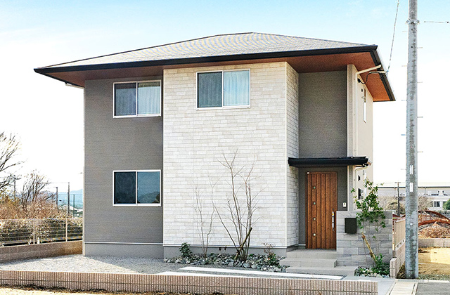 シンプルナチュラルな吹抜けリビングの3LDK2階建て