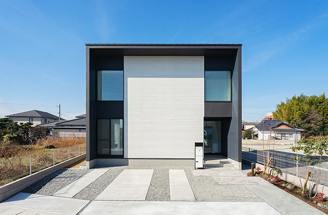 スタイリッシュなキューブデザインとツートーン外壁の3LDK2階建て - タカスギ