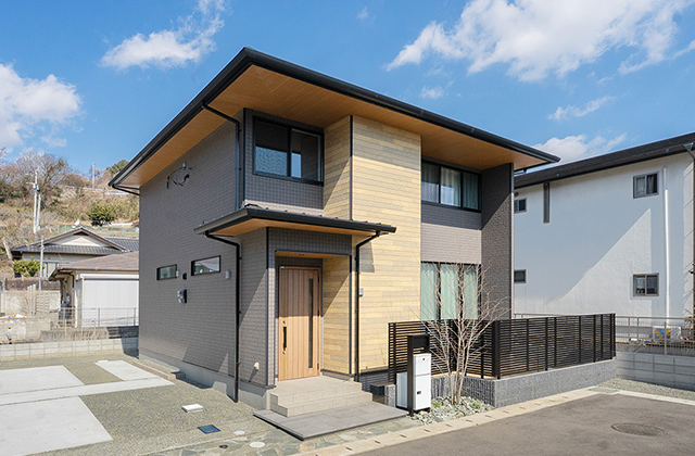 グレーと木目を基調とした21.3帖LDKのナチュラルモダン2階建て - タカスギ