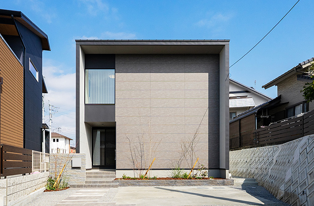 開放感あふれる27坪キューブ型クローズドファサード2階建て - タカスギ