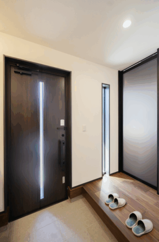 家事ラク動線と大容量収納を備えた機能的でシンプルモダン×シックな2階建て - タカスギ - 玄関