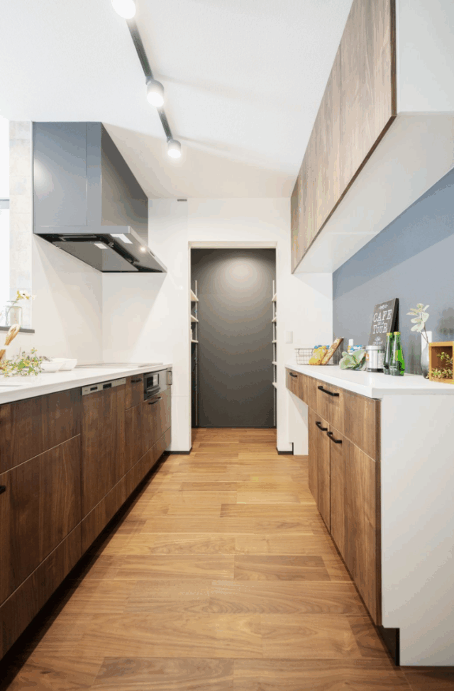 家事ラク動線と大容量収納を備えた機能的でシンプルモダン×シックな2階建て - タカスギ - キッチン