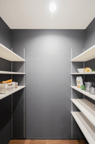 家事ラク動線と大容量収納を備えた機能的でシンプルモダン×シックな2階建て - タカスギ - パントリー