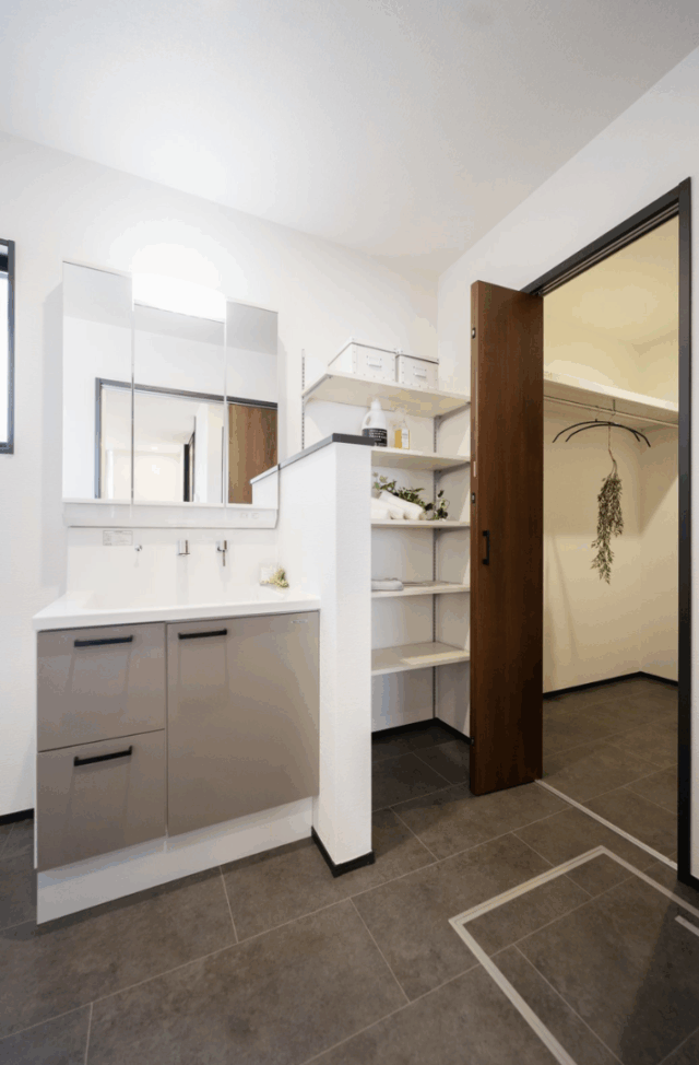 家事ラク動線と大容量収納を備えた機能的でシンプルモダン×シックな2階建て - タカスギ - 洗面所