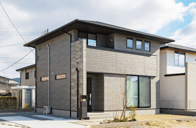 採光と吹き抜けで広がる20坪台の快適を追求したホテルライクな2階建て - タカスギ - 外観